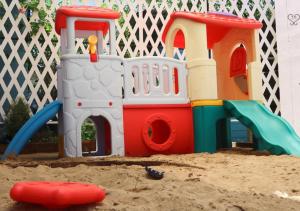 ein Spielzeugspiel im Sand in einem Sandkasten in der Unterkunft ณ บ้านแม่ รีสอร์ท in Ban Rai