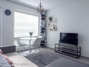 TV a/nebo společenská místnost v ubytování Uusi asunto ydinkeskustassa, Wifi, ilmainen pysäköinti