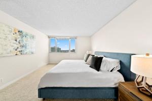 - une chambre avec un grand lit et une fenêtre dans l'établissement OceanView 3BR 2B Condo: Your Serene Cloud Getaway, à Los Angeles