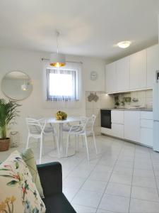 Η κουζίνα ή μικρή κουζίνα στο Apartment Asterias (Špadići)