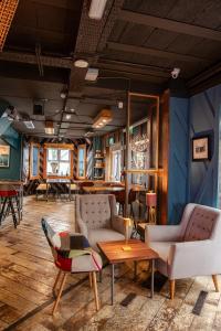 The Nest Boutique Hostel في غالواي: غرفة معيشة مع كنبتين وطاولة