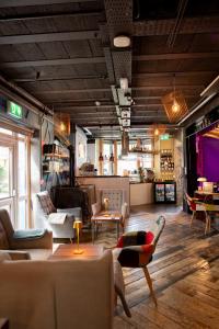 un soggiorno con divani, sedie e un tavolo di The Nest Boutique Hostel a Galway
