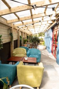 un patio con divani, tavolo e sedie di The Nest Boutique Hostel a Galway