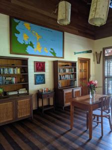 Area tempat duduk di Bluff Beach Retreat