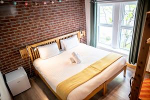 Postel nebo postele na pokoji v ubytování The Nest Boutique Hostel