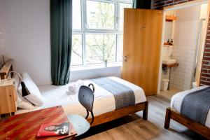 Postel nebo postele na pokoji v ubytování The Nest Boutique Hostel