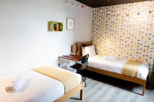 Postel nebo postele na pokoji v ubytování The Nest Boutique Hostel