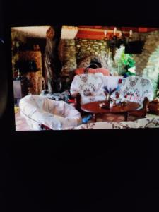 Sala de estar con 2 sofás y mesa en Castel, en Ciurbeşti