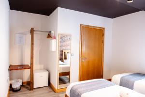 Postel nebo postele na pokoji v ubytování The Nest Boutique Hostel
