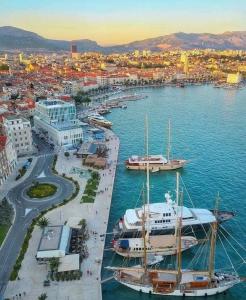 um grupo de barcos está ancorado num porto em Cherry em Split