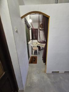 un pasillo que conduce a una habitación con una mesa en Apartman Antica en Komiža