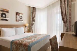 Postel nebo postele na pokoji v ubytování Ramada Resort By Wyndham Lara