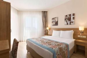 Postel nebo postele na pokoji v ubytování Ramada Resort By Wyndham Lara