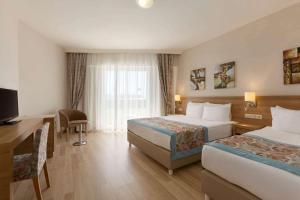 Postel nebo postele na pokoji v ubytování Ramada Resort By Wyndham Lara