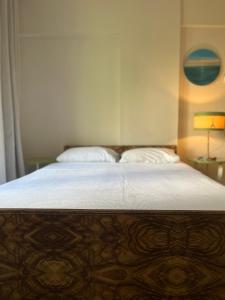 安塔利亞的住宿－Large and Simple Family House in Antalya Center，一张床上有两个枕头的房间