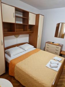 una piccola camera con letto e cassettiera di House Villa Roza a Tučepi
