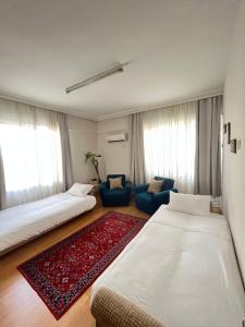 安塔利亞的住宿－Large and Simple Family House in Antalya Center，一间带两张床和一张沙发的客厅