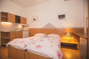 Кровать или кровати в номере Apartmani Nada & Darko, Kampor, Rab, Hrvatska