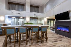 uma cozinha com um bar com cadeiras e uma lareira em Newly Renovated-Hampton Inn & Suites Casper em Casper