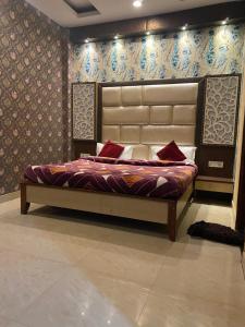 um quarto com uma cama num quarto em HOTEL ROBIN em Amritsar