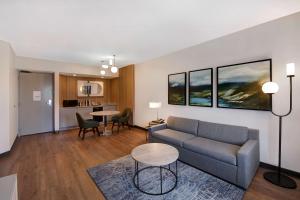 uma sala de estar com um sofá e uma mesa em DoubleTree Suites by Hilton Raleigh-Durham em Durham