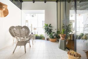 une chambre avec une chaise et des plantes en pot dans l'établissement Le Loft du Vieux-Port - St Victor, à Marseille
