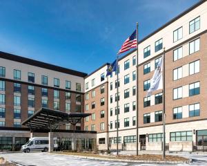 duas bandeiras americanas no topo de um hotel em Hyatt Place Allentown - Lehigh Valley em Allentown