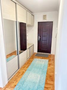 um corredor com uma porta e um espelho em Doboj Apartman em Doboj