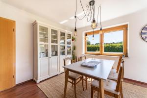 jadalnia ze stołem i krzesłami oraz oknem w obiekcie Ferienwohnung Auszeit 