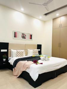 ein Schlafzimmer mit einem großen Bett mit Blumen darauf in der Unterkunft BluO 1BHK - DLF CyberCity, Balcony, Lift, Parking in Gurgaon
