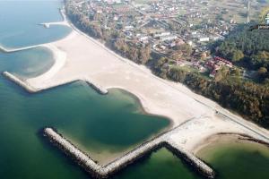- une vue aérienne sur une plage et une étendue d'eau dans l'établissement Cozy holiday homes near the beach in Jaros awiec, à Jarosławiec