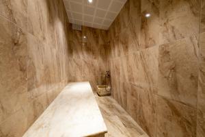 uma casa de banho com um WC e uma parede de pedra em Istanbul Nova Hotel em Istambul