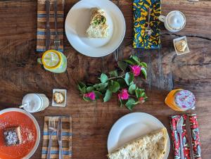 庫馬西的住宿－Tumi Hostel，一张木桌,上面放着食物盘