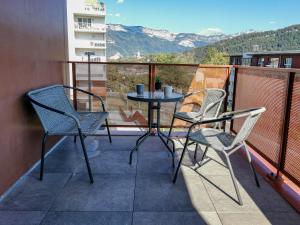d'un balcon avec deux chaises et une table. dans l'établissement La Belle Vue - Garage Terrasse Wi-Fi Netflix Disney+, à Annecy