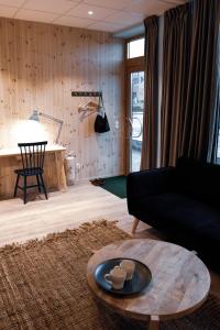 - un salon avec un canapé noir et une table dans l'établissement Sångbergs Hotell, à Tranemo