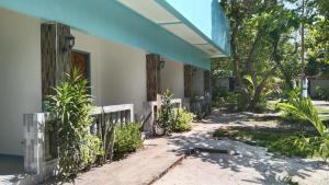 una casa con techo azul y patio en ELEN INN - Malapascua Island FAN ROOM #2, en Isla de Malapascua