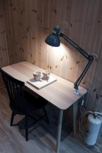 a desk with two cups and a lamp on it at Sångbergs Hotell in Tranemo