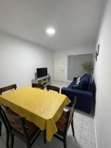 a living room with a yellow table and a couch at Patio! Parrilla! Cochera! 2 habitaciones in Godoy Cruz