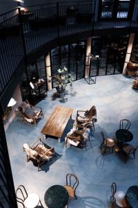 - un ensemble de tables et de chaises sur une terrasse dans l'établissement Sångbergs Hotell, à Tranemo