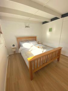 Ένα ή περισσότερα κρεβάτια σε δωμάτιο στο Charming Beach Home