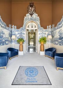 een grote kamer met blauw en wit behang bij One Shot Palácio Cedofeita in Porto