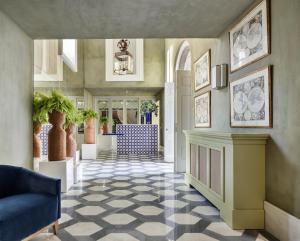 a hallway of a hotel with a lobby at One Shot Palácio Cedofeita in Porto