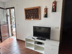 Televízia a/alebo spoločenská miestnosť v ubytovaní CASA LA TAHONILLA