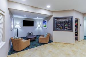 TV a/nebo společenská místnost v ubytování Candlewood Suites Tyler by IHG