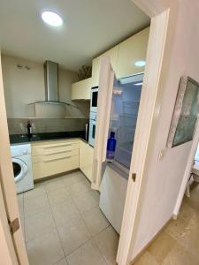 een keuken met een koelkast en een wasmachine bij Apartamento con vistas y terraza en Guadalmina Marbella in Marbella