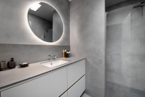 奧德海文利的住宿－Nuit Blanche，一间带水槽和镜子的浴室