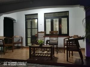 a living room with chairs and a table at Bee Cottage Negombo in Negombo