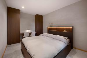 奧德海文利的住宿－Nuit Blanche，一间卧室配有一张大床和木制床头板