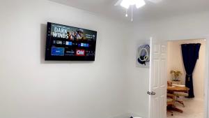 uma televisão de ecrã plano numa parede numa sala de estar em Guest House , 5 min away from LAS Airport. em Las Vegas