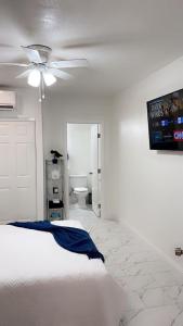1 dormitorio con 1 cama y ventilador de techo en Guest House , 5 min away from LAS Airport. en Las Vegas